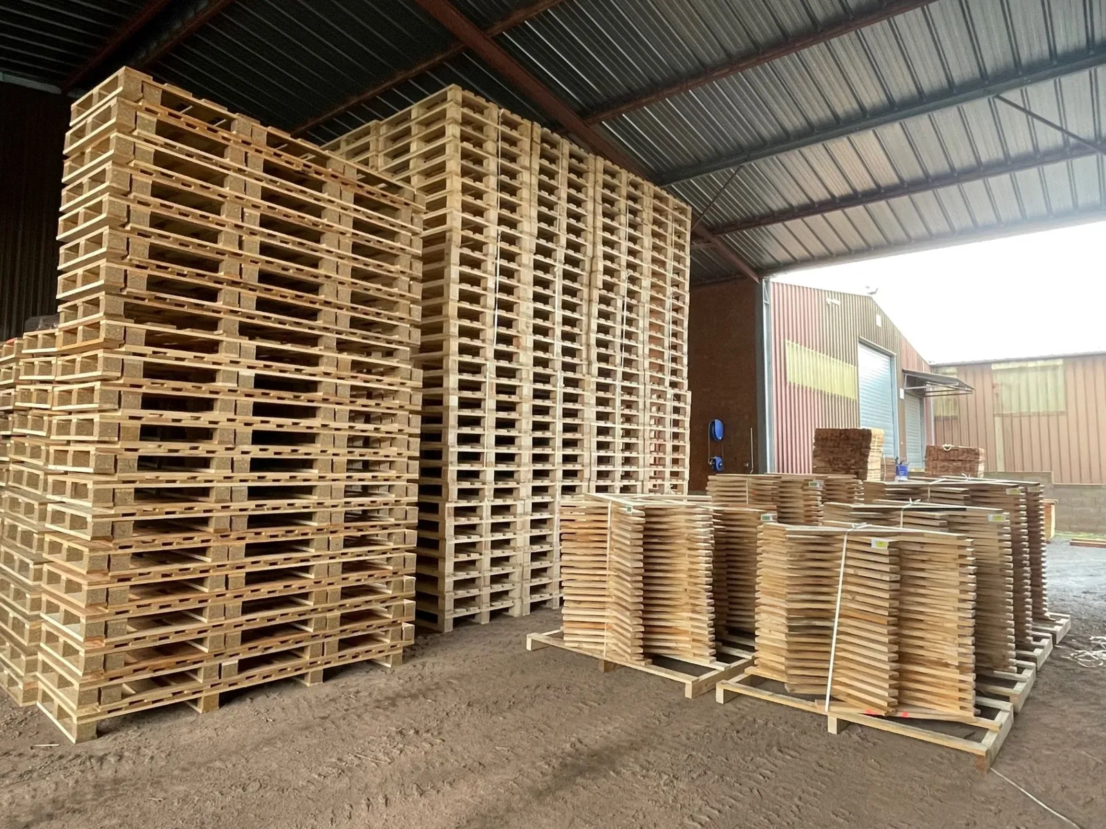 Palettes empilées dans l'atelier d'emballage de Janès Timber