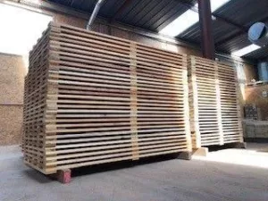 Cadres en bois empilés dans l'entrepôt de Janès Timber