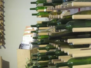 Bouteilles de vin rangées sur des chevilles en bois massif CavinWood