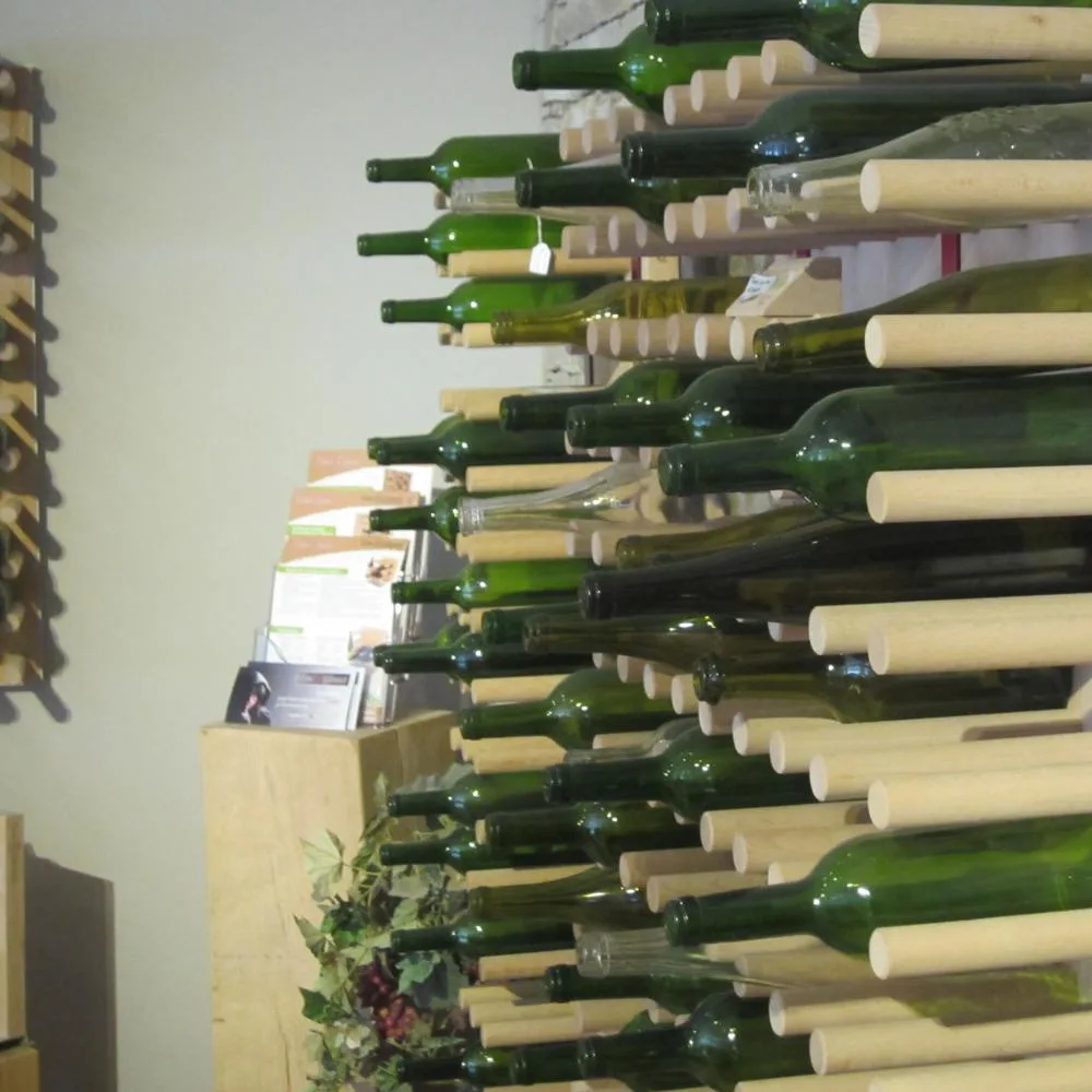 Bouteilles de vin rangées sur des chevilles en bois massif CavinWood