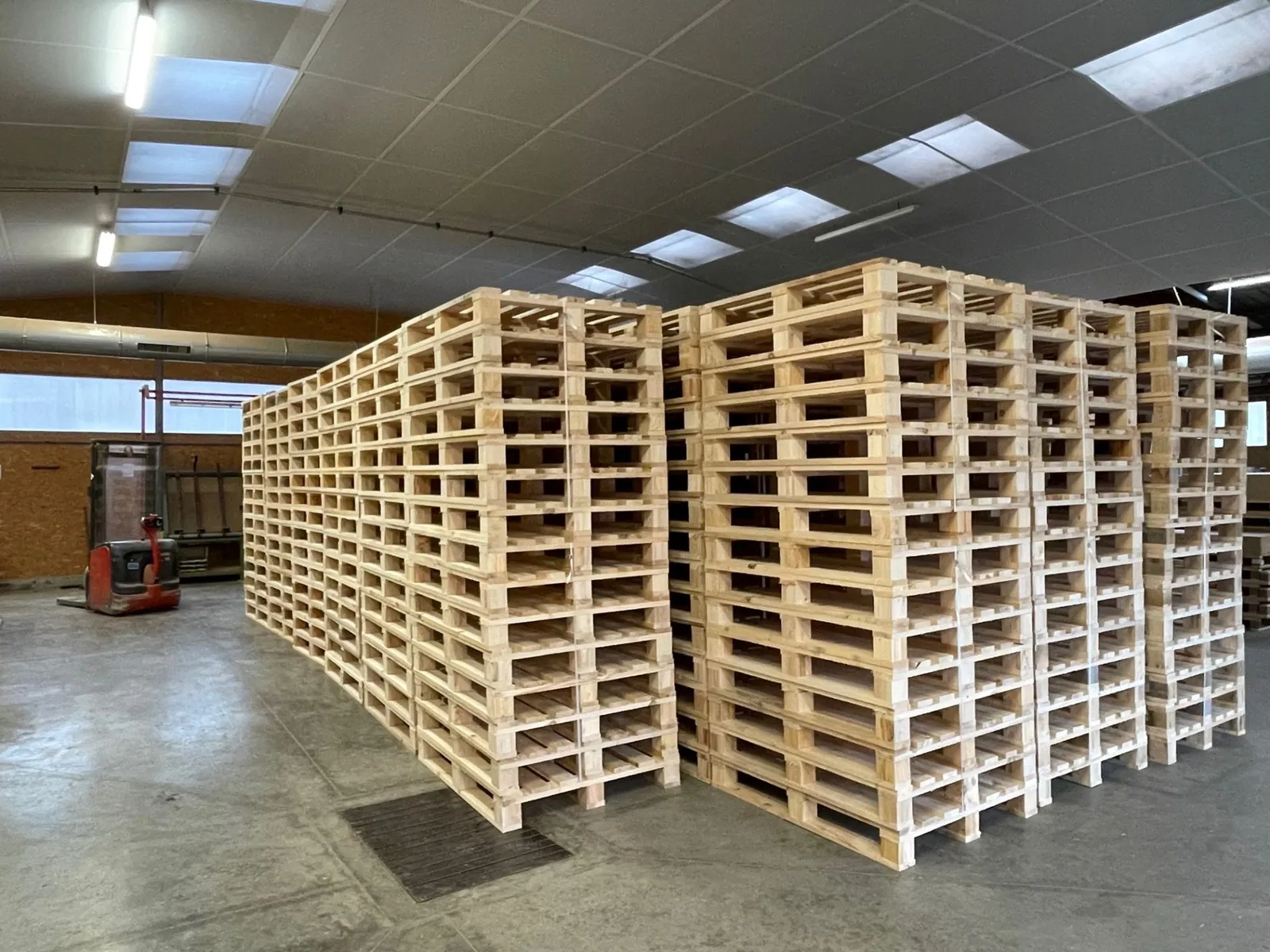 Rangées de palettes dans l'entrepôt de Janès Timber