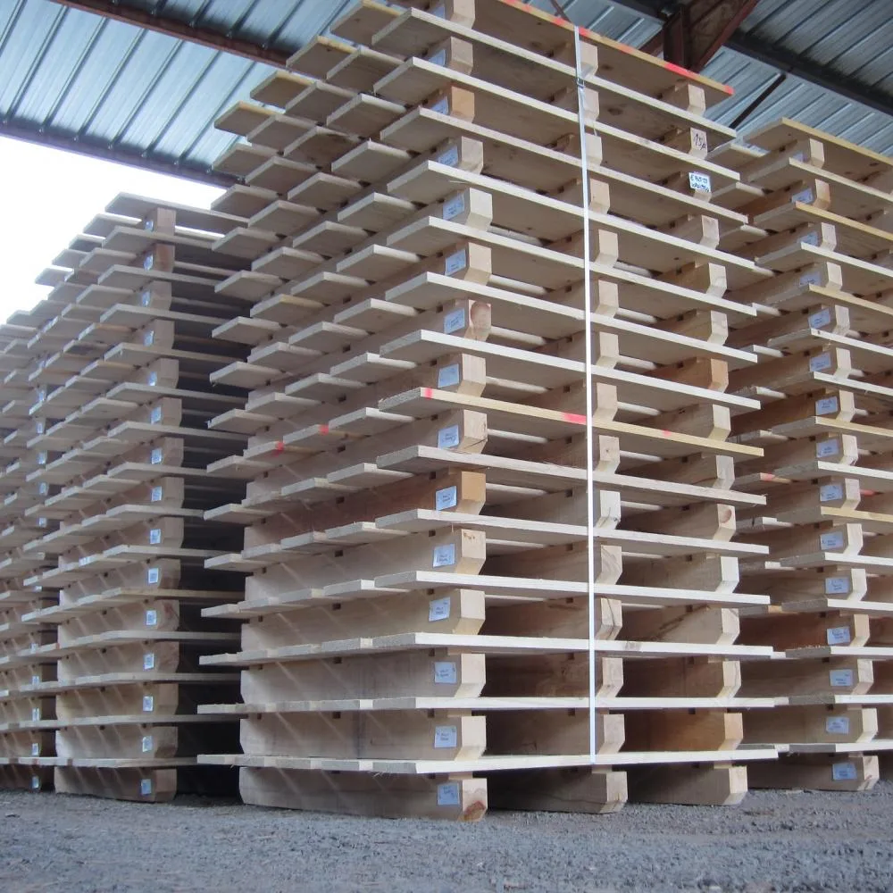Hautes piles de palettes à chevrons usinés sous le hangar de Janès Timber