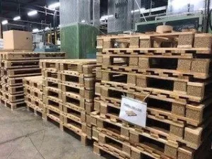 Palettes en bois à dés en aggloméré empilées dans l'atelier