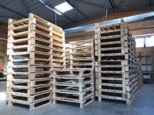 Piles de palettes en bois dans l'atelier de Janès Timber