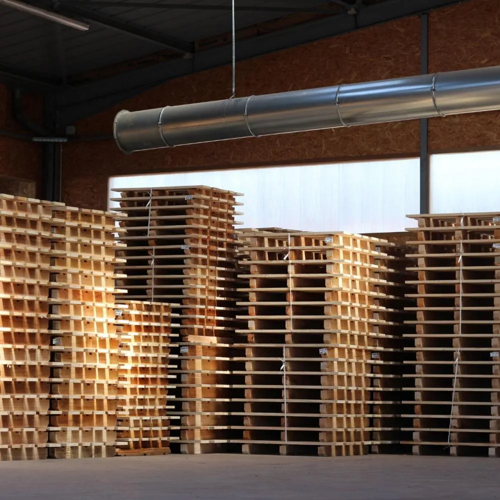 Piles de palettes en bois dans l'entrepôt de Janès Timber