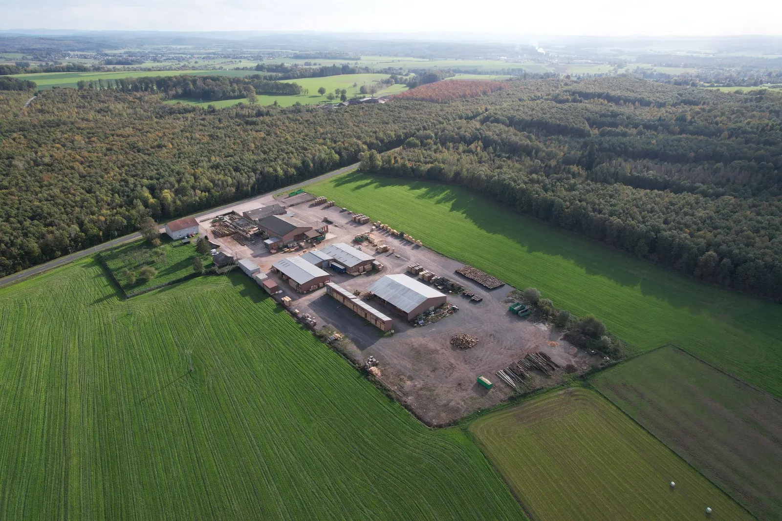 Vue aérienne du site d'Anglemont, entouré de forêts et de prairies